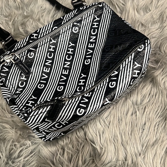 Givenchy - Picture 3 of 8